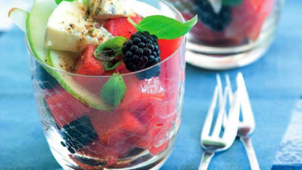 Recept na melounový salát s hruškou, ostružinami a sýrem Recept na melounový salát s hruškou, ostružinami a sýrem