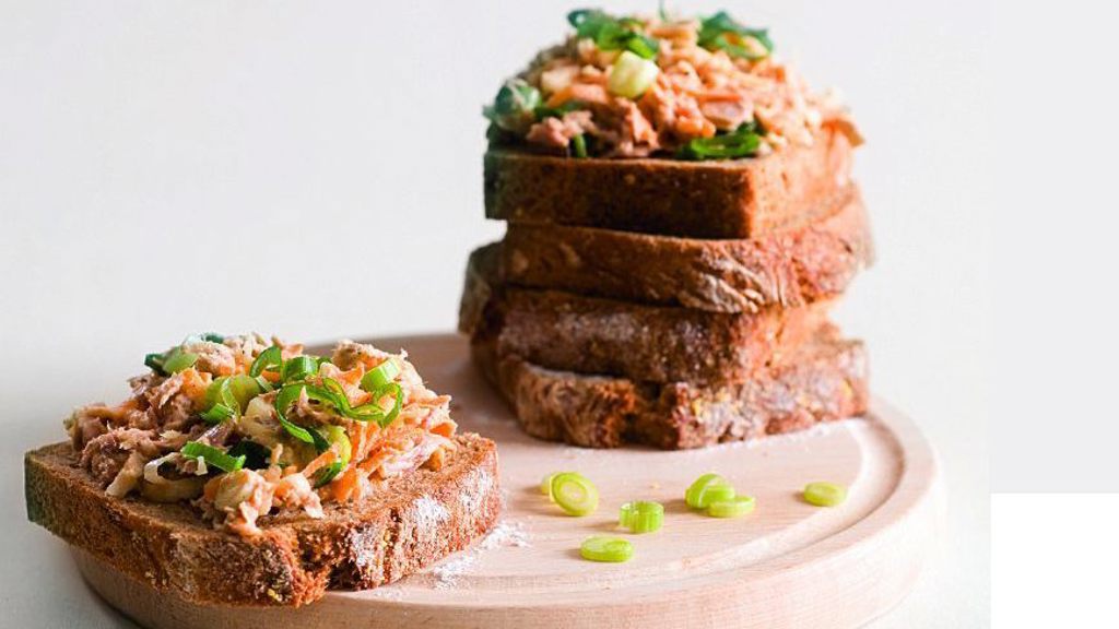 Rychlá večeře: recept na tuňákovou pomazánku se zeleninou Rychlá večeře: recept na tuňákovou pomazánku se zeleninou