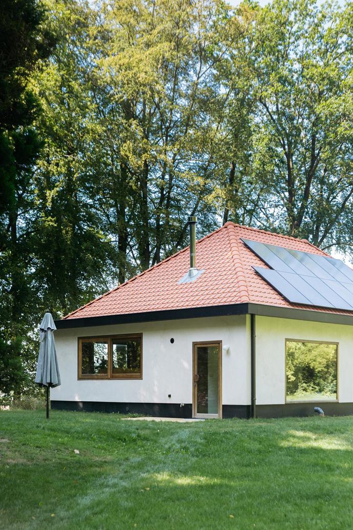 Zelené schody vedou do ložnice pod střechou. Bývalý lovecký domek ukazuje, jak dostat les až dovnitř