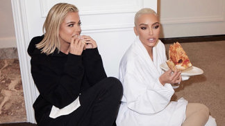  

Kim a Khloé Kardashian během pizza večírku po party Met Gala 
