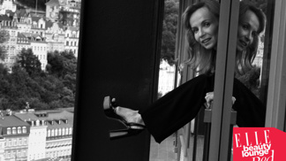 Jana Plodková má na sobě outfit od Lukáše Macháčka. 

Make-up: Douglas / Armani

Vlasy: Shu Uemura Art of Hair
