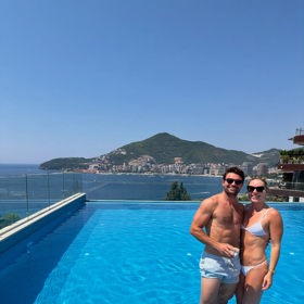 Lindsey Vonnová zveřejnila na Instagramu společné snímky s francouzským lyžařem Matthieu Bailetem a oficiálně tak potvrdila jejich vztah.