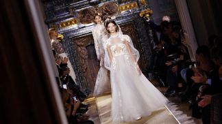 Haute couture romantika v režii značek Valentino a Elie Saab