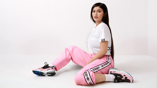 Adidas Originals a Kylie Jenner uvádějí na trh Falcon - tenisky inspirované devadesátkami Adidas Originals a Kylie Jenner uvádějí na trh Falcon - tenisky inspirované devadesátkami