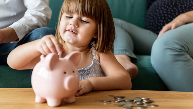 Finanční gramotnost od dětství: Kdy a jak začít dětem odkládat peníze?