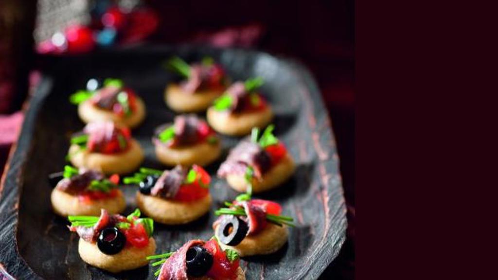 Recept na kukuřičné jednohubky s olivami a ančovičkou Recept na kukuřičné jednohubky s olivami a ančovičkou