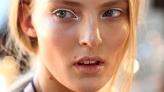 Dokonalý make-up na přehlídce Donny Karan