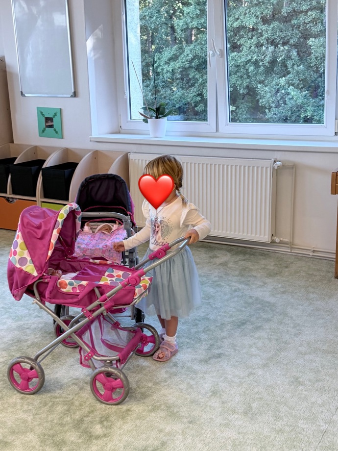 Agáta Hanychová vyprovodila dceru Rozárku do školky. 