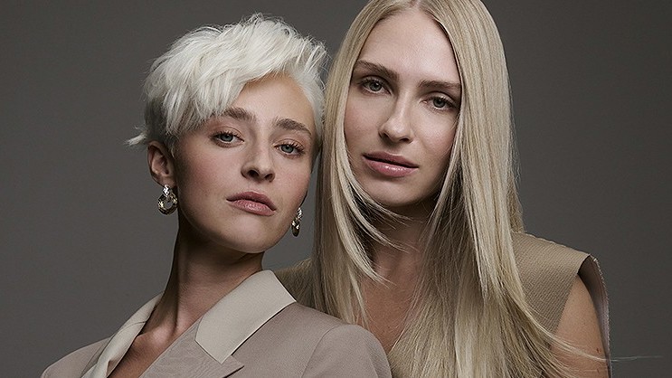 Zežloutly vám vlasy? Nemusíte je hned stříhat ani barvit. Konkrétní kroky, jak vrátit vaší blond po dovolené lesk