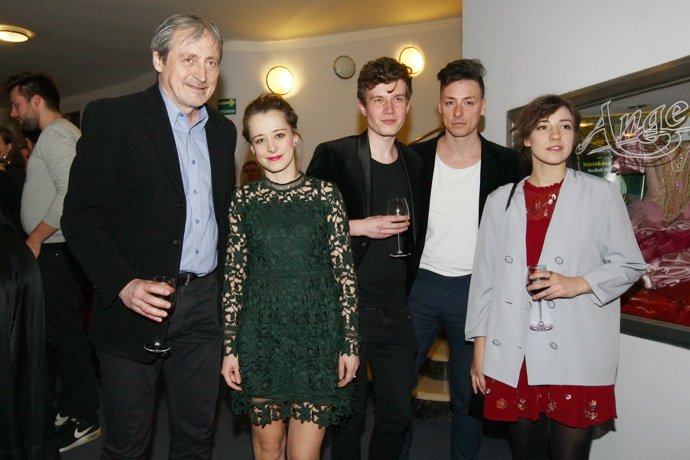 Martin, dcera Anna, bývalý přítel Daniel syna Matěje, Matěj a Františka Martin, dcera Anna, bývalý přítel Daniel syna Matěje, Matěj a Františka