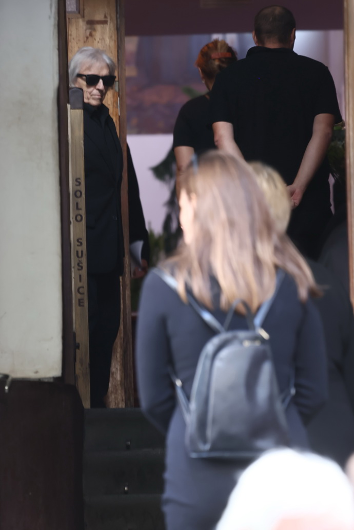 Obřad proběhl v kostele Církve československé husitské v pražských Vršovicích. Tatínek Václava Neckáře mladšího vítal hosty u vchodu. 