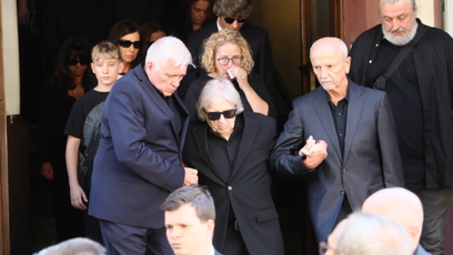 FOTO: Václav Neckař vyšel za rakví, po boku mu stál bratr Jan Neckář.