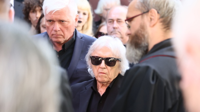 FOTO: Václav Neckář na pohřbu svého syna.
