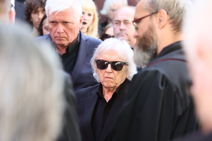 Václav Neckář na pohřbu svého syna. 