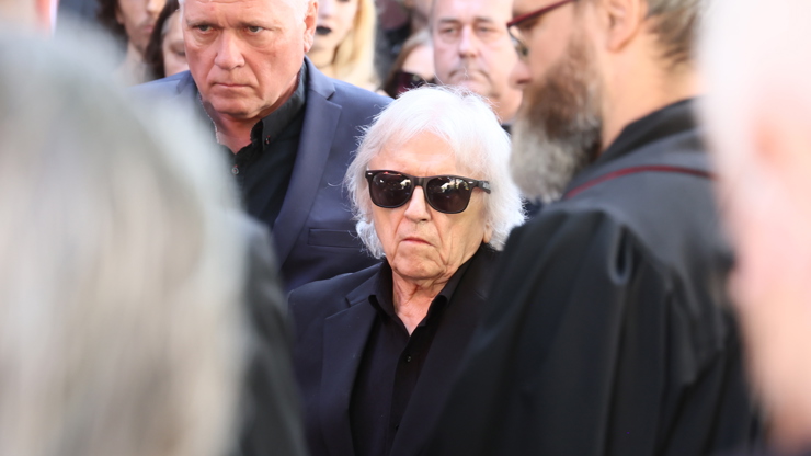 Václav Neckář na pohřbu svého syna.