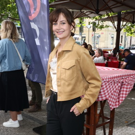 Hvězda Ulice bundičku oblékla ke krémovému topu a černým kalhotám.