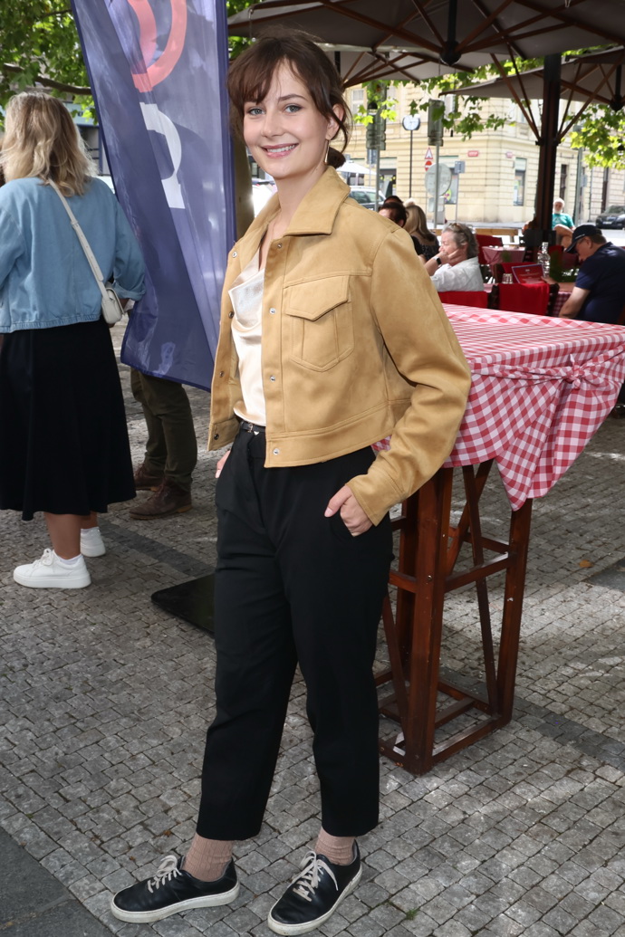 Hvězda Ulice bundičku oblékla ke krémovému topu a černým kalhotám. 