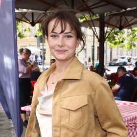 Elizabeth McIntosh z Ulice vynesla přechodovou bundičku v barvě velbloudí srsti.