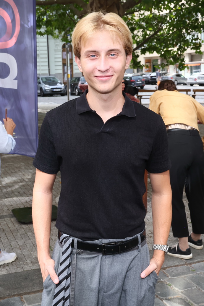 Alfréd Šrámek oblékl černé polotričko a šedé kalhoty s černým páskem.