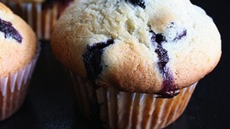 Váš víkendový dezert – muffiny s borůvkovou zavařeninou