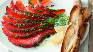 Recept na marinovaného lososa v červené řepě