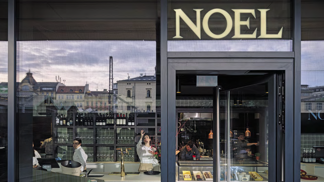 Zatímco na střeše si pochutnáte v Noel Restaurant s 360° výhledem na celou Prahu, v přízemí vás okouzlí Noel Cafe.