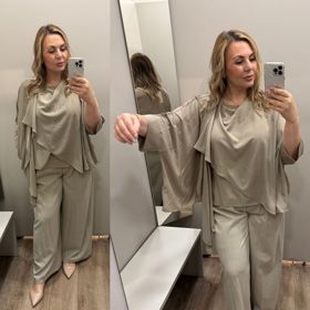 První outfit z Marks&Spencer. Zde získáte s kuponkem slevu 20 %. Kalhoty, které jsou u všech outfitů, stojí po slevě 1000 Kč. Tato lehoučká halenka vyjde na 1 919 Kč.