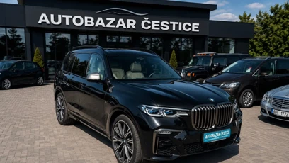 FOTO: V nabídce stále zůstává také černé BMW X7 M50d.