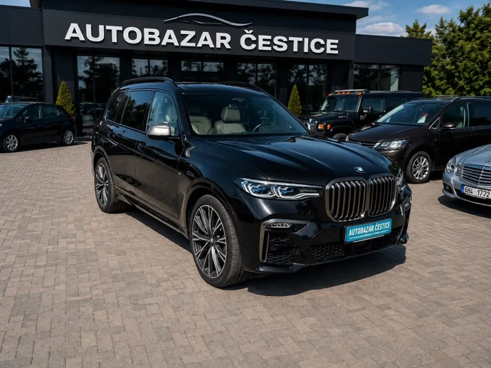 V nabídce stále zůstává také černé BMW X7 M50d.