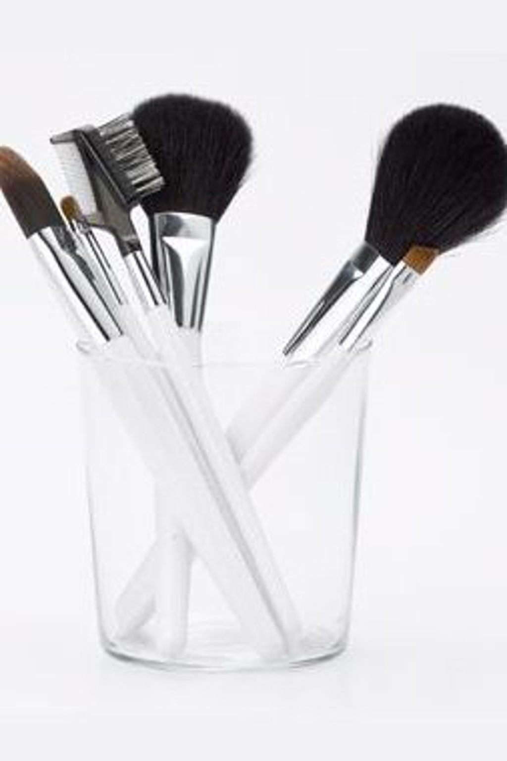 Bobbi Brown vysvětluje: jak čistit štětce Bobbi Brown vysvětluje: jak čistit štětce