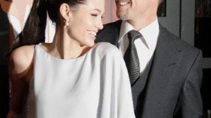 Brad a Angelina cvičí párovou jógu