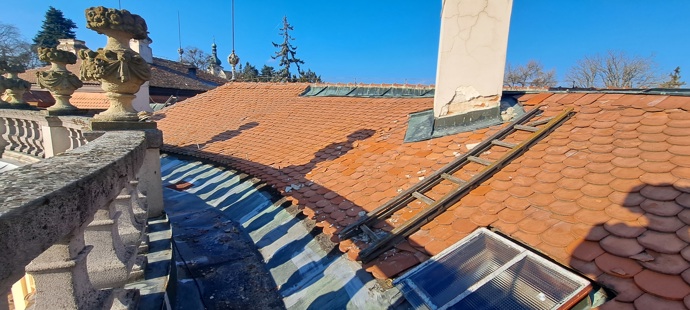 Před opravou byly na střeše patrné nejen poškozené tašky, ale také dožívající oplechování, provizorní zásahy a problematické detaily kolem komínů a napojení