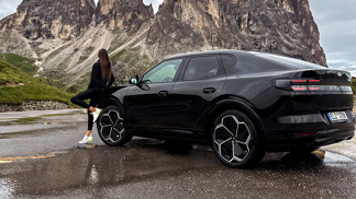 Nikol Švantnerová v autě skoro bydlí. Co vozí ve svém Fordu Capri?
