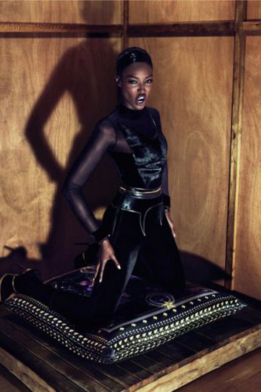 Rozhněvaná kočka Naomi Campbell pro Givenchy Rozhněvaná kočka Naomi Campbell pro Givenchy