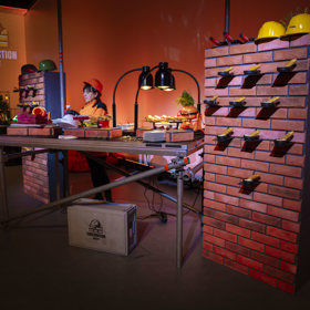 Catering v Cubexu pro stavební firmy_řepová housa ve tvaru cihly_gourmet vlašák s rohlíkem_aj. foto David Inneman