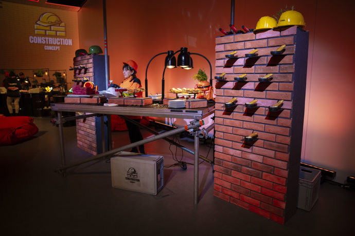 Catering v Cubexu pro stavební firmy_řepová housa ve tvaru cihly_gourmet vlašák s rohlíkem_aj. foto David Inneman
