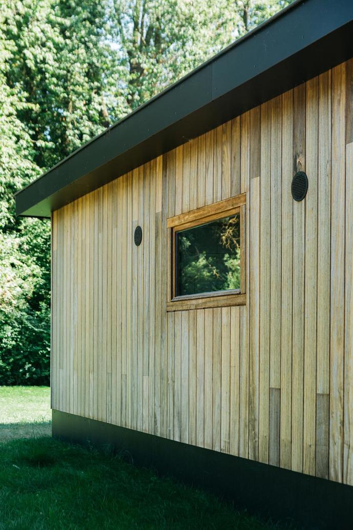Zelené schody vedou do ložnice pod střechou. Bývalý lovecký domek ukazuje, jak dostat les až dovnitř