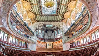 Palau de la Musica je jediná koncertní hala na světě, která je na Seznamu světového kulturního dědictví UNESCO. V letech 1905 až 1908 ji postavil Lluis Domenech.
