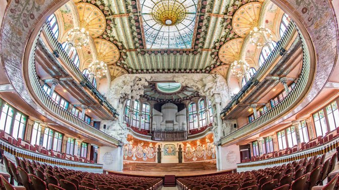 Palau de la Musica je jediná koncertní hala na světě, která je na Seznamu světového kulturního dědictví UNESCO. V letech 1905 až 1908 ji postavil Lluis Domenech.
