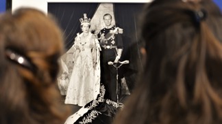 Cecil Beaton, fotograf královen, přijíždí na Kampu