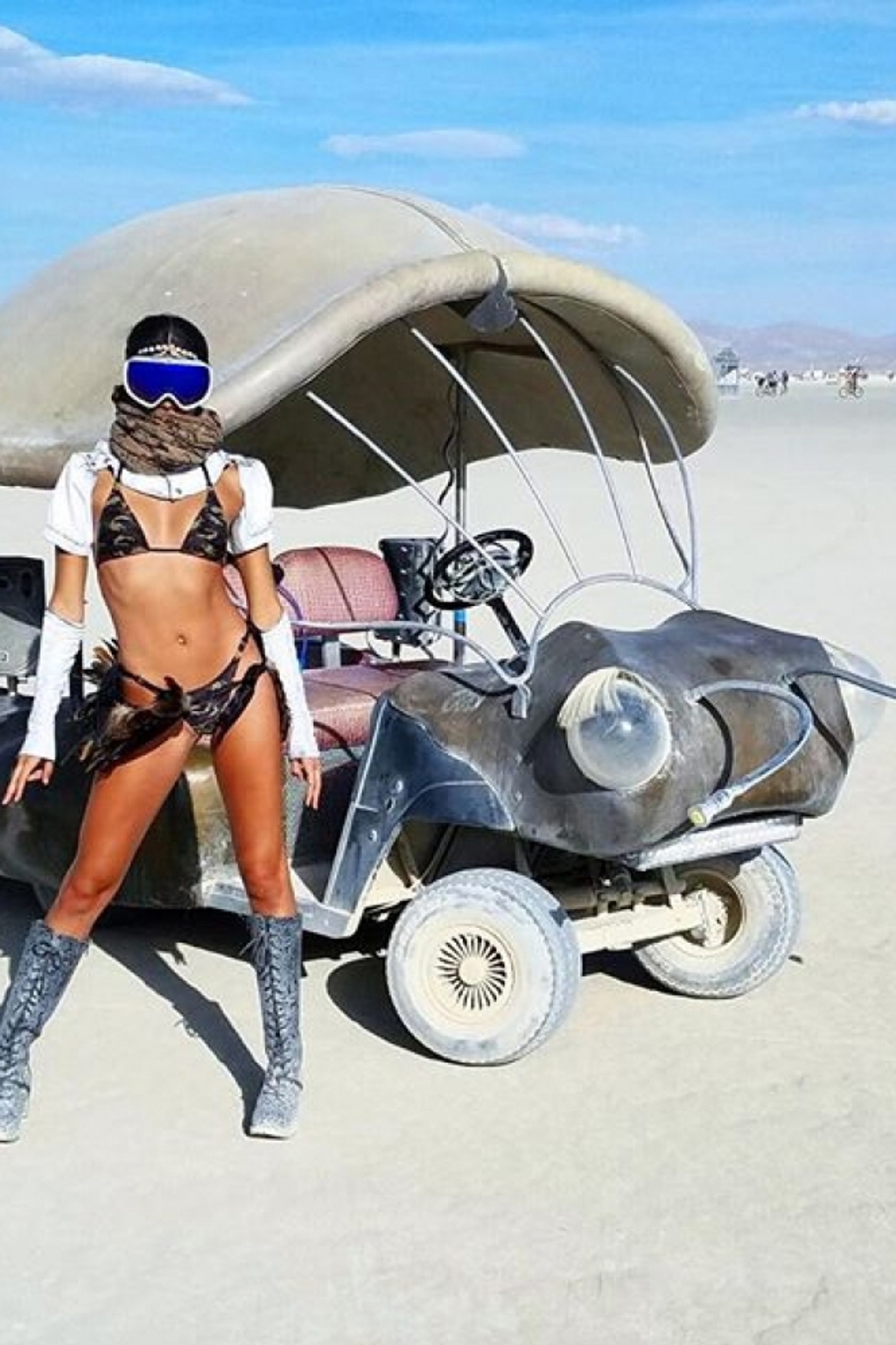 Celebrity a cool outfity na festivalu Burning Man Celebrity a cool outfity na festivalu Burning Man