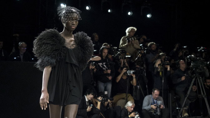 CÉLINE je CELINE: Hedi Slimane a flitrované zklamání pro generaci Z