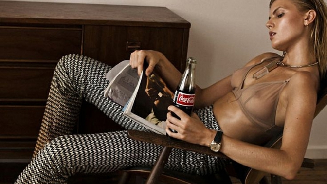 Červená revolta: Coca-Cola v módní fotce