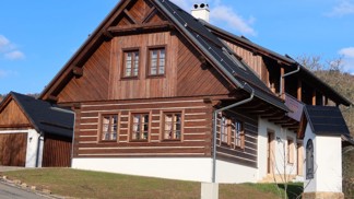 Přímo pod vrchem Kozákov, posvátným místem starých Keltů, stojí Svatá Panna – chalupa se zajímavým příběhem Přímo pod vrchem Kozákov, posvátným místem starých Keltů, stojí Svatá Panna – chalupa se zajímavým příběhem