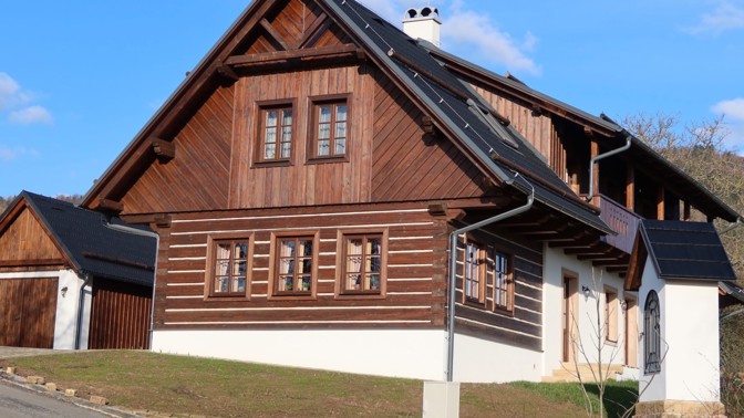 Přímo pod vrchem Kozákov, posvátným místem starých Keltů, stojí Svatá Panna – chalupa se zajímavým příběhem