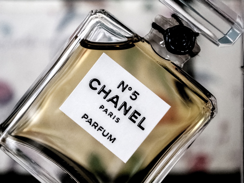 Proč Chanel N°5 dodnes nemá konkurenci? Z náhodného čísla se stal celosvětový parfém
