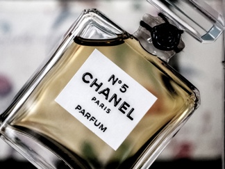 Proč Chanel N°5 dodnes nemá konkurenci? Z náhodného čísla se stal celosvětový parfém