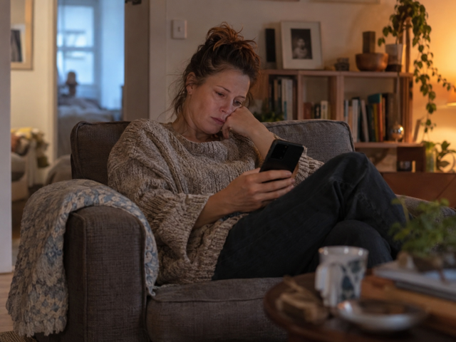 „Na telefonu trávím šest hodin denně a mám pocit, že mi mizí život,“ říká Marie