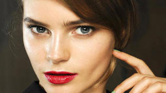 Chcete vypadat důvěryhodně? Noste make-up