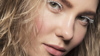 Barevné řasy a lesk na rty: Největší beauty trendy nadcházejícího podzimu